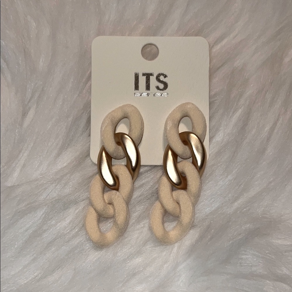 ☀️NEW☀️ Cream and Gold Dangle Earrings with Chain-Link Design